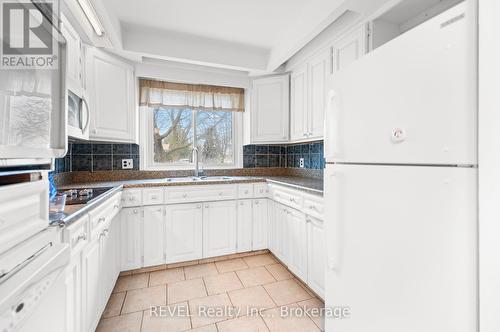 1 Prince Edward Drive, St. Catharines (443 - Lakeport), ON - Indoor Photo Showing Kitchen