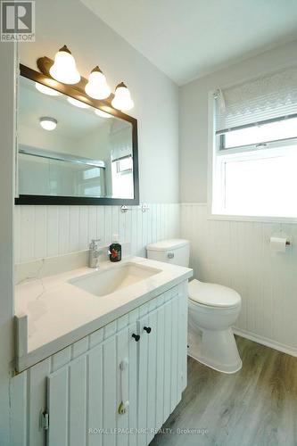 27 Barton Street, St. Catharines (453 - Grapeview), ON - Indoor Photo Showing Bathroom