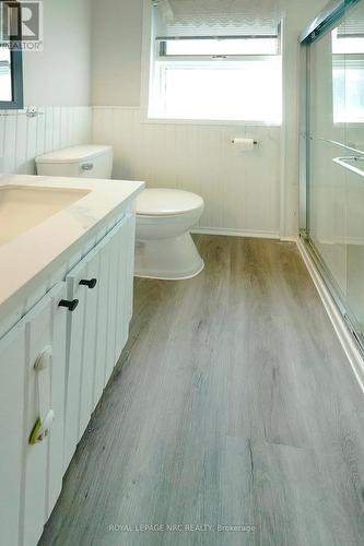 27 Barton Street, St. Catharines (453 - Grapeview), ON - Indoor Photo Showing Bathroom