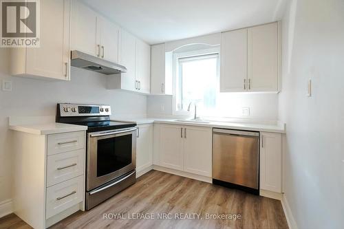 27 Barton Street, St. Catharines (453 - Grapeview), ON - Indoor Photo Showing Kitchen