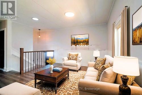 27 Barton Street, St. Catharines (453 - Grapeview), ON - Indoor Photo Showing Living Room