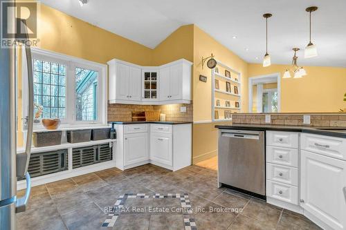 128 Dufferin Street, Guelph (Exhibition Park), ON - Indoor Photo Showing Kitchen With Upgraded Kitchen