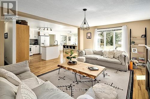 136 Maple Lane, Blue Mountains, ON - Indoor Photo Showing Living Room