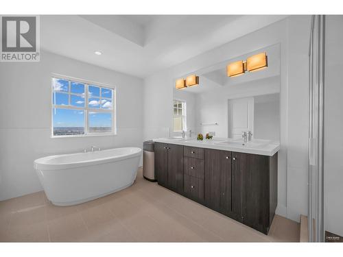 Main House 3489 David Avenue, Coquitlam, BC - Indoor Photo Showing Bathroom