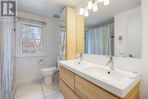 1547 Randy Road, Sarnia, ON - Indoor Photo Showing Bathroom