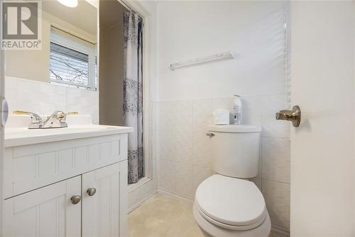 1547 Randy Road, Sarnia, ON - Indoor Photo Showing Bathroom