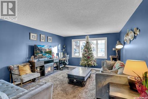 116 Riddell Crescent, Regina, SK - Indoor Photo Showing Living Room