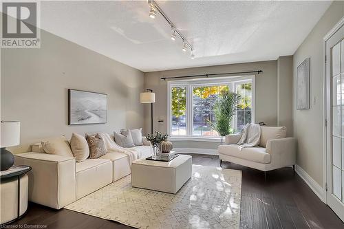 764 Saginaw Parkway, Cambridge, ON - Indoor Photo Showing Living Room