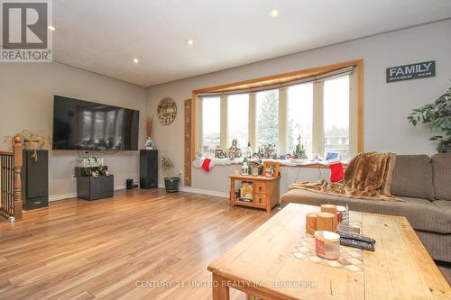 1495 Fair Avenue, Peterborough (Monaghan), ON - Indoor Photo Showing Living Room