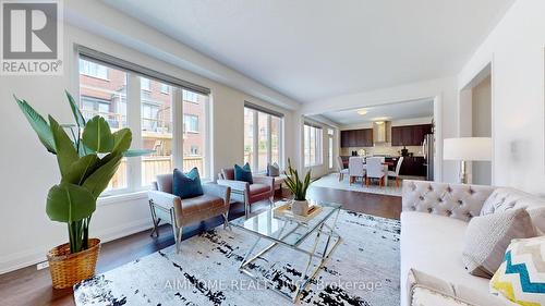 23 Snap Dragon Trail, East Gwillimbury, ON - Indoor Photo Showing Living Room