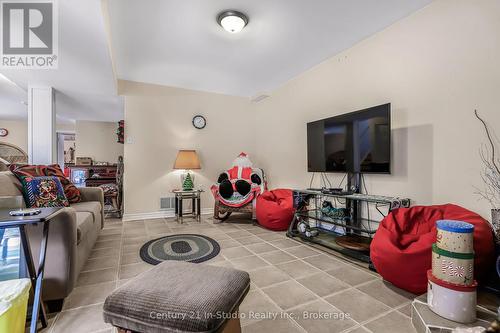 307403 Centre Line A E, Grey Highlands, ON - Indoor Photo Showing Living Room