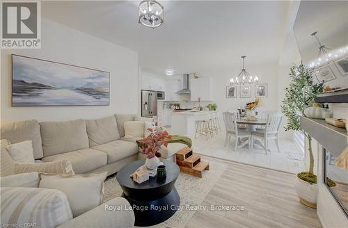 71 Dass Drive W, Centre Wellington (Fergus), ON - Indoor Photo Showing Living Room