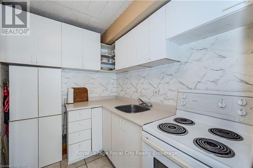 312 - 105 Conroy Crescent, Guelph (College), ON - Indoor Photo Showing Kitchen