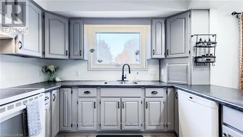 138 Sunset Drive, Goderich (Goderich (Town)), ON - Indoor Photo Showing Kitchen