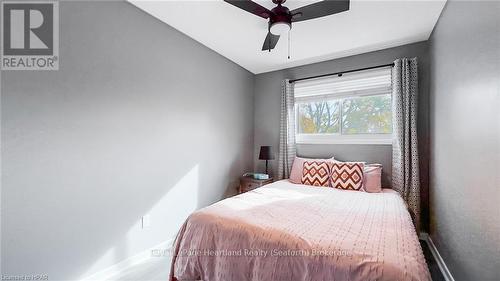 138 Sunset Drive, Goderich (Goderich (Town)), ON - Indoor Photo Showing Bedroom