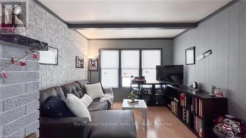 3064 Patrick Street, Howick, ON - Indoor Photo Showing Living Room