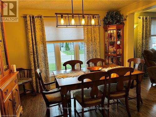 27 Stewart St, Strathroy-Caradoc (Se), ON - Indoor Photo Showing Dining Room