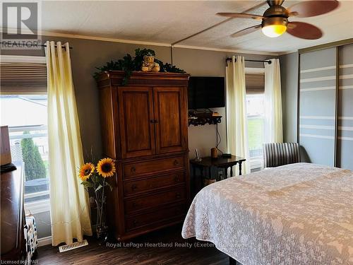 27 Stewart St, Strathroy-Caradoc (Se), ON - Indoor Photo Showing Bedroom