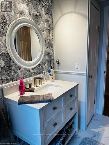 27 Stewart St, Strathroy-Caradoc (Se), ON - Indoor Photo Showing Bathroom