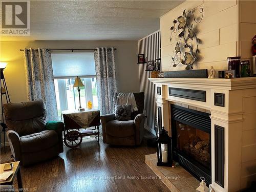 27 Stewart St, Strathroy-Caradoc (Se), ON - Indoor Photo Showing Living Room With Fireplace