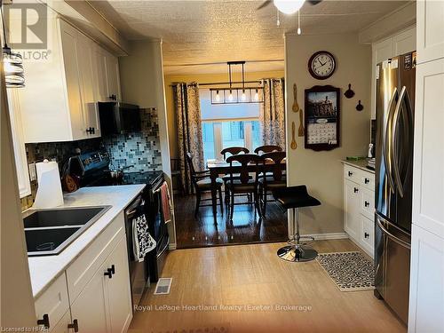 27 Stewart St, Strathroy-Caradoc (Se), ON - Indoor Photo Showing Kitchen With Double Sink