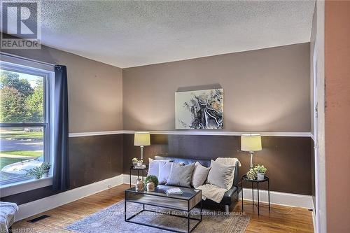 122 Huron Street, Central Huron (Clinton), ON - Indoor Photo Showing Living Room