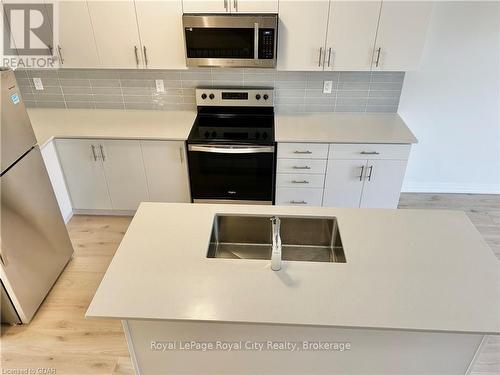 11 Cherry Hill Lane, Barrie (Painswick South), ON - Indoor Photo Showing Kitchen With Double Sink