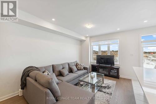 168 Invention Boulevard, Ottawa, ON - Indoor Photo Showing Living Room