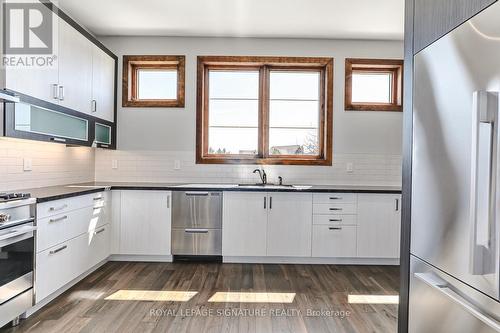 11 Windrose Valley Boulevard, Clearview, ON - Indoor Photo Showing Kitchen With Upgraded Kitchen