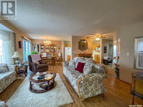 303 119 4Th Avenue W, Kindersley, SK - Indoor Photo Showing Living Room