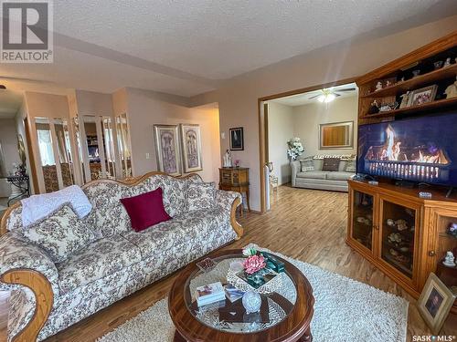 303 119 4Th Avenue W, Kindersley, SK - Indoor Photo Showing Living Room