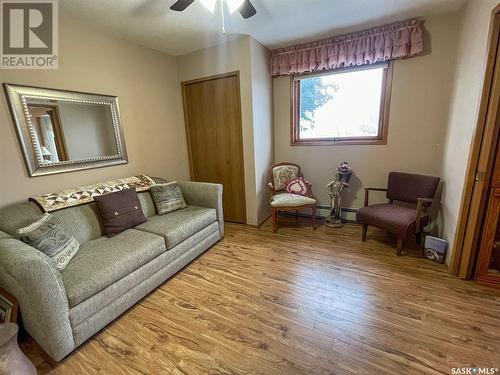 303 119 4Th Avenue W, Kindersley, SK - Indoor Photo Showing Living Room