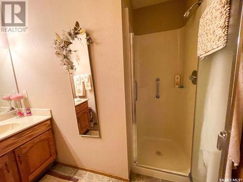 303 119 4Th Avenue W, Kindersley, SK - Indoor Photo Showing Bathroom