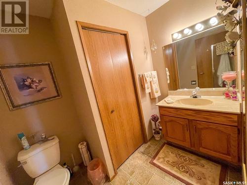 303 119 4Th Avenue W, Kindersley, SK - Indoor Photo Showing Bathroom