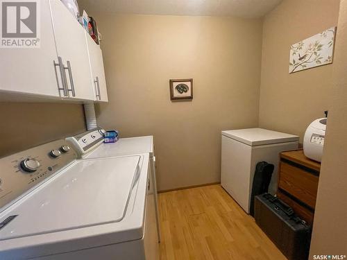 301 119 4Th Avenue W, Kindersley, SK - Indoor Photo Showing Laundry Room