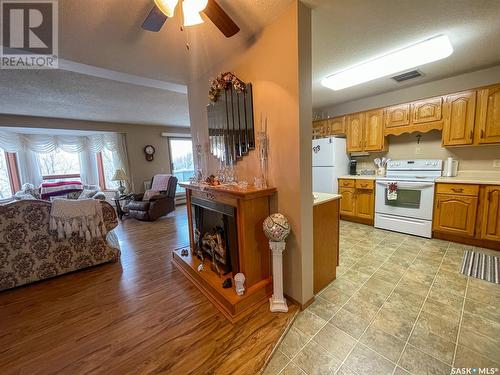 301 119 4Th Avenue W, Kindersley, SK - Indoor Photo Showing Kitchen