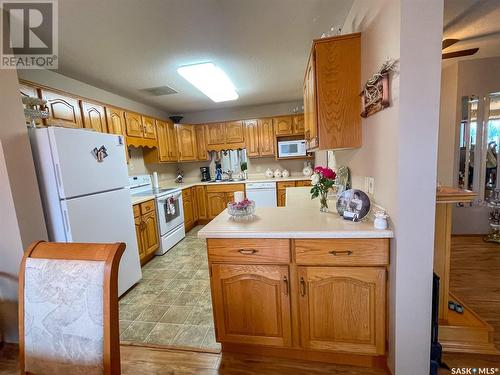 301 119 4Th Avenue W, Kindersley, SK - Indoor Photo Showing Kitchen