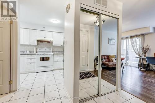 722 - 75 Weldrick Road E, Richmond Hill, ON - Indoor Photo Showing Kitchen