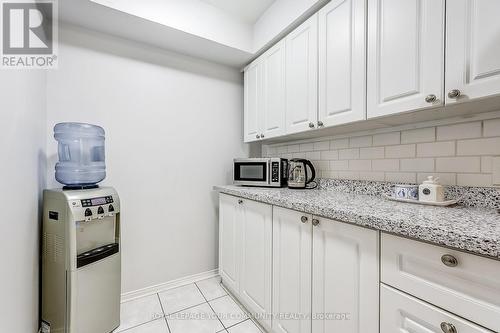 722 - 75 Weldrick Road E, Richmond Hill, ON - Indoor Photo Showing Kitchen