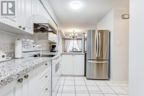 722 - 75 Weldrick Road E, Richmond Hill, ON - Indoor Photo Showing Kitchen