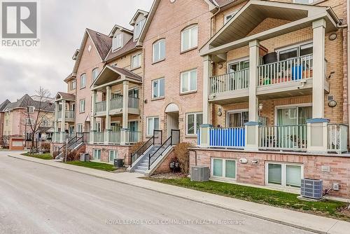 722 - 75 Weldrick Road E, Richmond Hill, ON - Outdoor With Balcony With Facade