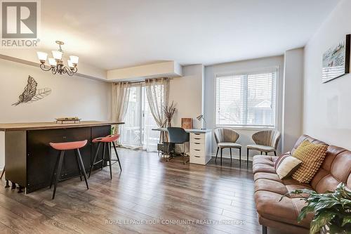 722 - 75 Weldrick Road E, Richmond Hill, ON - Indoor Photo Showing Living Room