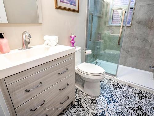 98 Earlscourt Ave, Toronto, ON - Indoor Photo Showing Bathroom