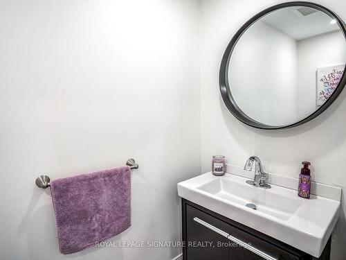 98 Earlscourt Ave, Toronto, ON - Indoor Photo Showing Bathroom