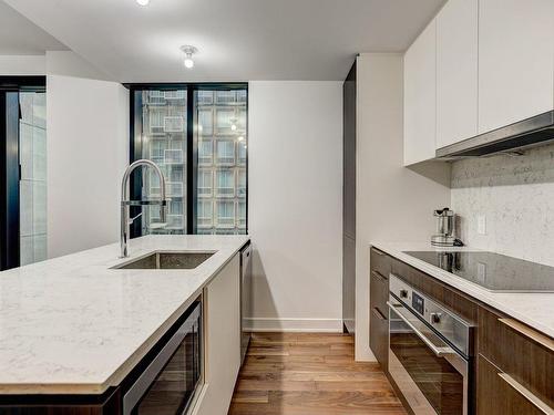 Kitchen - 912-2060 Rue Peel, Montréal (Ville-Marie), QC - Indoor Photo Showing Kitchen With Upgraded Kitchen