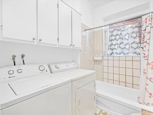 Bathroom - 1225 Rue Atateken, Montréal (Ville-Marie), QC - Indoor Photo Showing Laundry Room