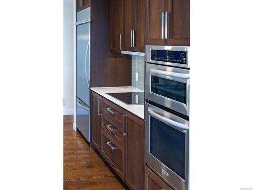 306-999 Burdett Ave, Victoria, BC - Indoor Photo Showing Kitchen