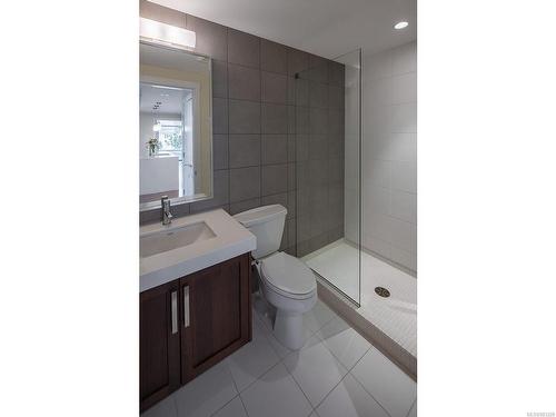 306-999 Burdett Ave, Victoria, BC - Indoor Photo Showing Bathroom