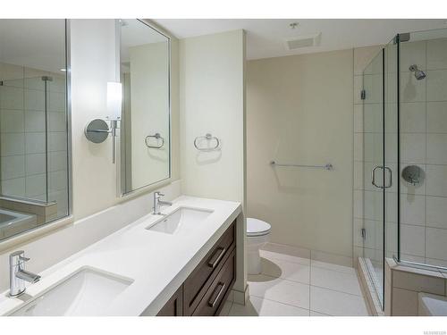 306-999 Burdett Ave, Victoria, BC - Indoor Photo Showing Bathroom