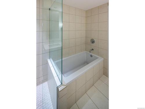 306-999 Burdett Ave, Victoria, BC - Indoor Photo Showing Bathroom